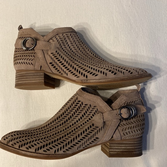 Vince Camuto Campina Smoke Cloud True Suede Almond Ankle Bootie Boots Size 6 - Picture 3 of 9